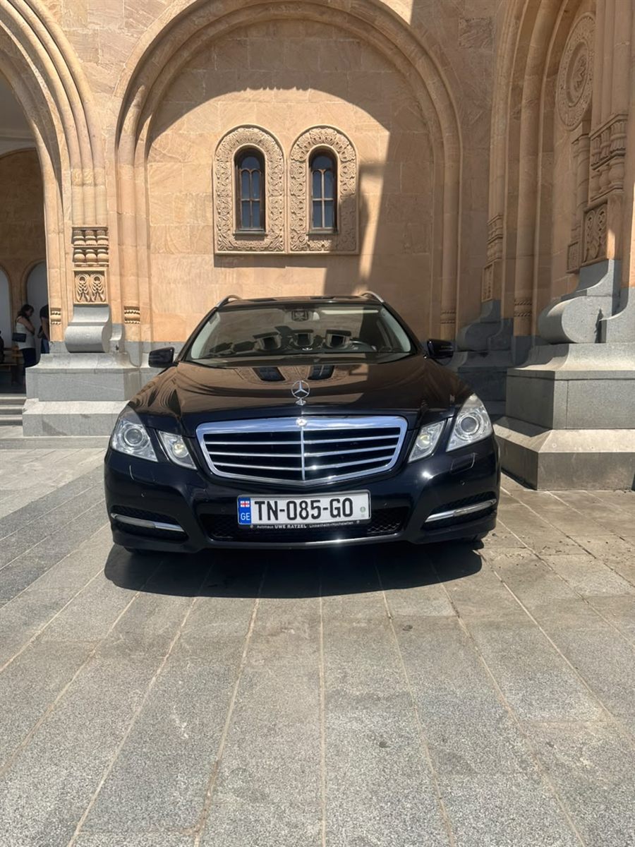შავი Mercedes-Benz ტაძართან