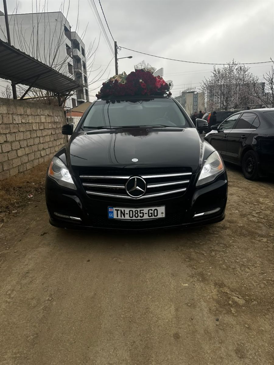 სარიტუალო ავტომობილი ყვავილებით