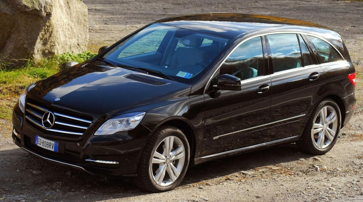 შავი Mercedes-Benz სარიტუალო ავტომობილი