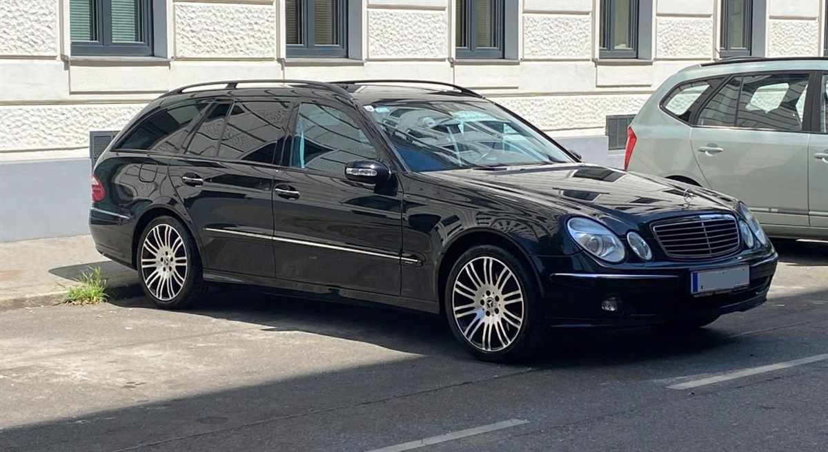 შავი Mercedes-Benz უნივერსალი